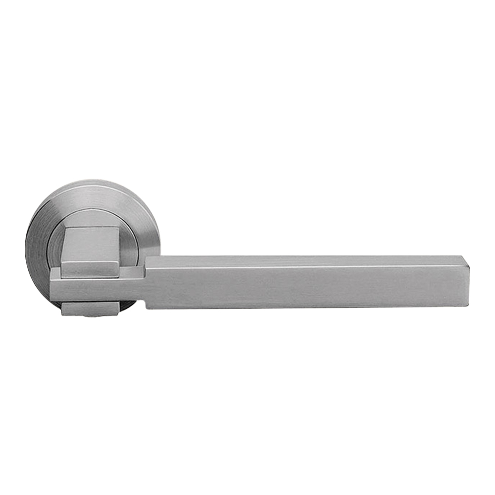 Elle Satin Chrome Door Handle en Rosette con líneas geométricas por Linea Calì
