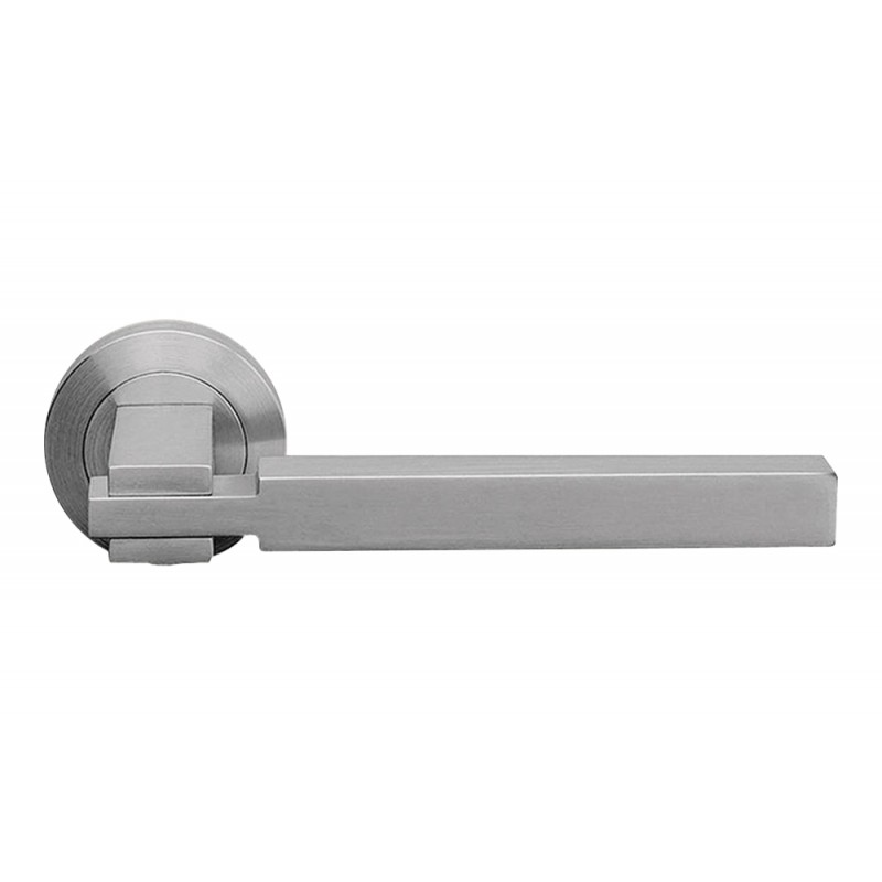 Elle Satin Chrome Door Handle en Rosette con líneas geométricas por Linea Calì