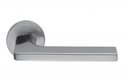 Tirador de puerta estilo inglés de Zirconio HPS de acero inoxidable Gira en rosetón de Colombo Design