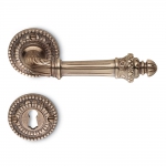 Manija de puerta de latón natural Empire en rosetón con decoraciones hechas en Italia por Antologhia