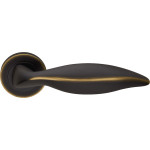 Manilla Linea Calì Delfino para Puerta Clásica en Latón con Roseta