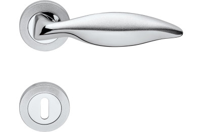 Manilla Linea Calì Delfino para Puerta Clásica en Latón con Roseta