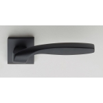 Quadrata Fashion Pasini manija para puerta de latón con escarapela y boquilla